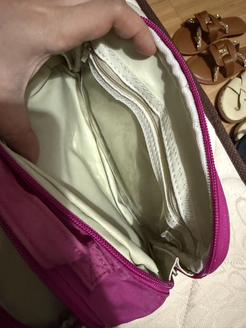 Cle de Peau Make up pouch (Category: Purses & Pouches) located in Cebu City. Submitted by sultrychicmary (Listing ID 1470185458, Image 3). Description: has many compartments you can secure your lipsticks without scratches and separate zipperize compartment for the make up brushes or for your blushes to avoid scratches on the casing.