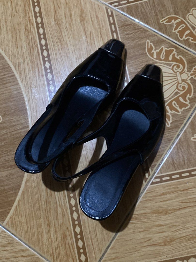Close-Toe black heels with metal front (Category: Heels) located in Manila. Submitted by dear_soleil (Listing ID 1470226797, Image 1). Description: size 38 issues: slight rust on one of the metal front dented side .