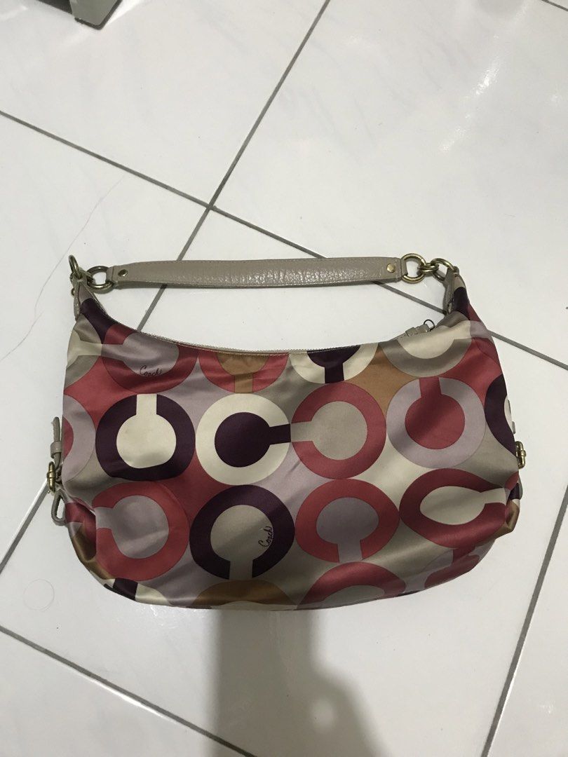 Coach (Category: Shoulder Bags) located in Balete No 2. Submitted by troyesybang (Listing ID 1470173781, Image 3). Description: Shoulder bag X sensi Bawal sa maselan Isue gasgas bakal kita sa pics Sf to j&t only J@t only.