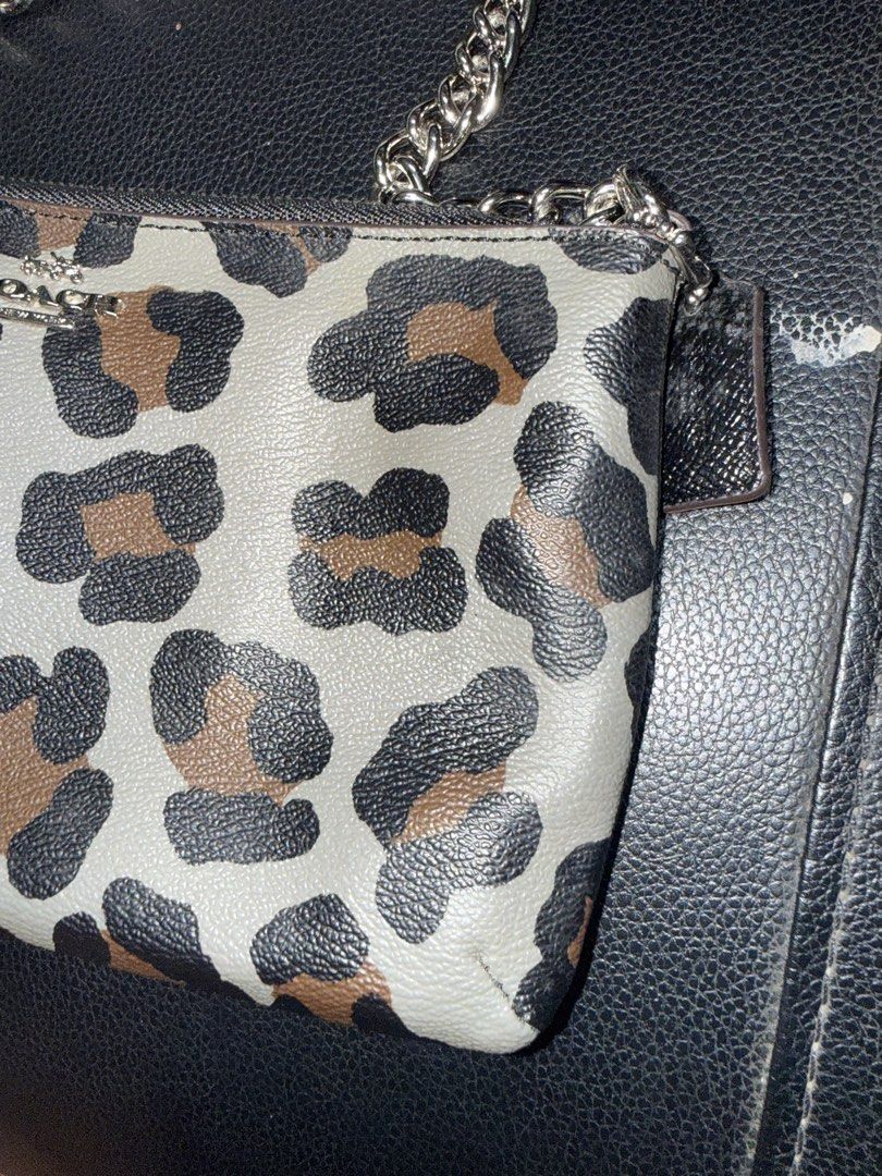 Coach (Category: Luxury Bags & Wallets) located in Manila. Submitted by jm_jm88 (Listing ID 1470207436, Image 3). Description: .