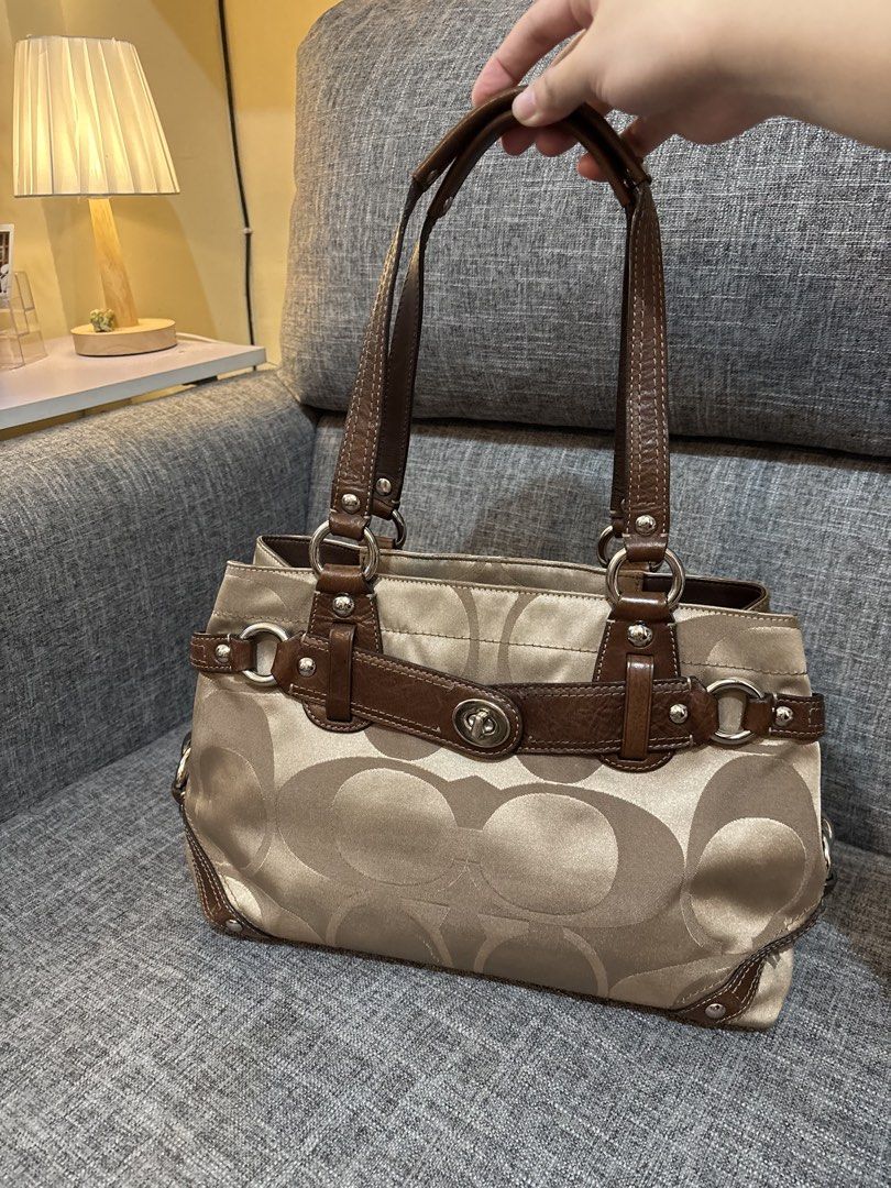 Coach carly vintage tote (Category: Shoulder Bags) located in Binangonan. Submitted by bagsistersph (Listing ID 1470271149, Image 2). Description: .