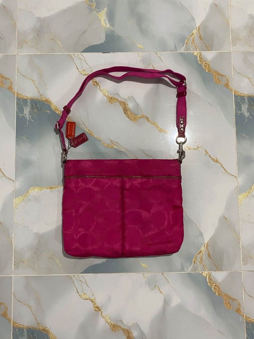 Coach Daisy Cross Body Bag (Category: Cross-body Bags) located in Bulacan. Submitted by yddadoc (Listing ID 1470314156, Image 2). Description: Excellent Condition Need lang linis.