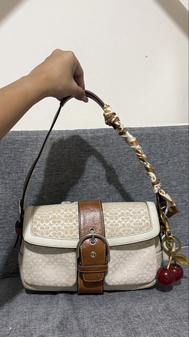 COACH DOUBLE POCKET SOHO (Category: Luxury Bags & Wallets) located in Cebu City. Submitted by jamiealter72727 (Listing ID 1470176881, Image 1). Description: SEE PICS FOR FLAWS.