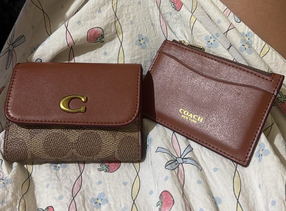 coach essential card holder wallet (Category: Luxury Bags & Wallets) located in Caloocan City. Submitted by luvilegna (Listing ID 1470262736, Image 1). Description: -Premium wallet - bought it for 2k - saglit lang nagamit wala pa months .