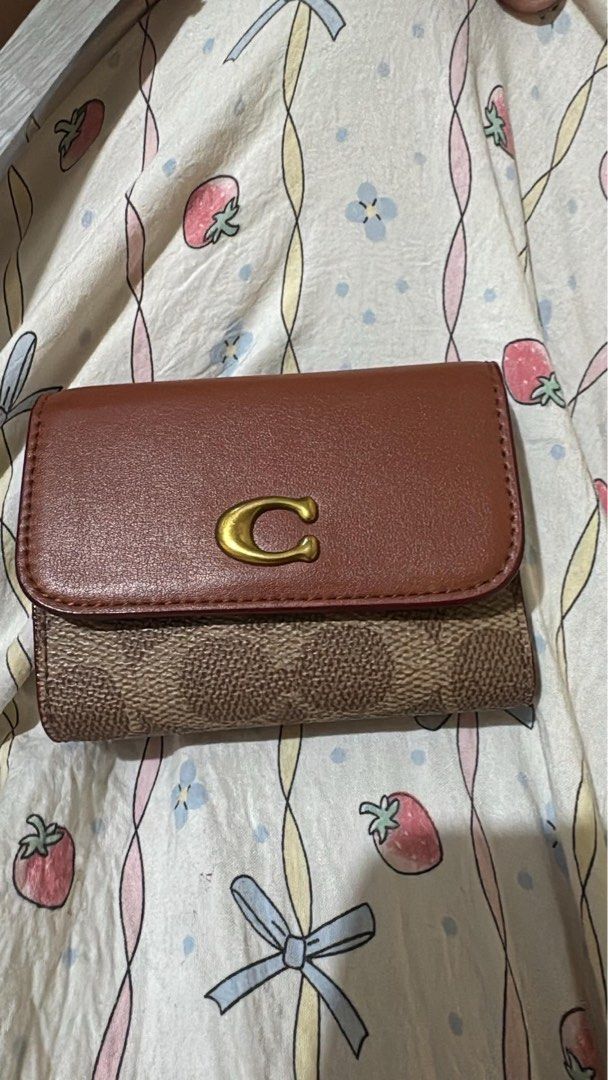 coach essential card holder wallet (Category: Luxury Bags & Wallets) located in Caloocan City. Submitted by luvilegna (Listing ID 1470262736, Image 2). Description: -Premium wallet - bought it for 2k - saglit lang nagamit wala pa months .