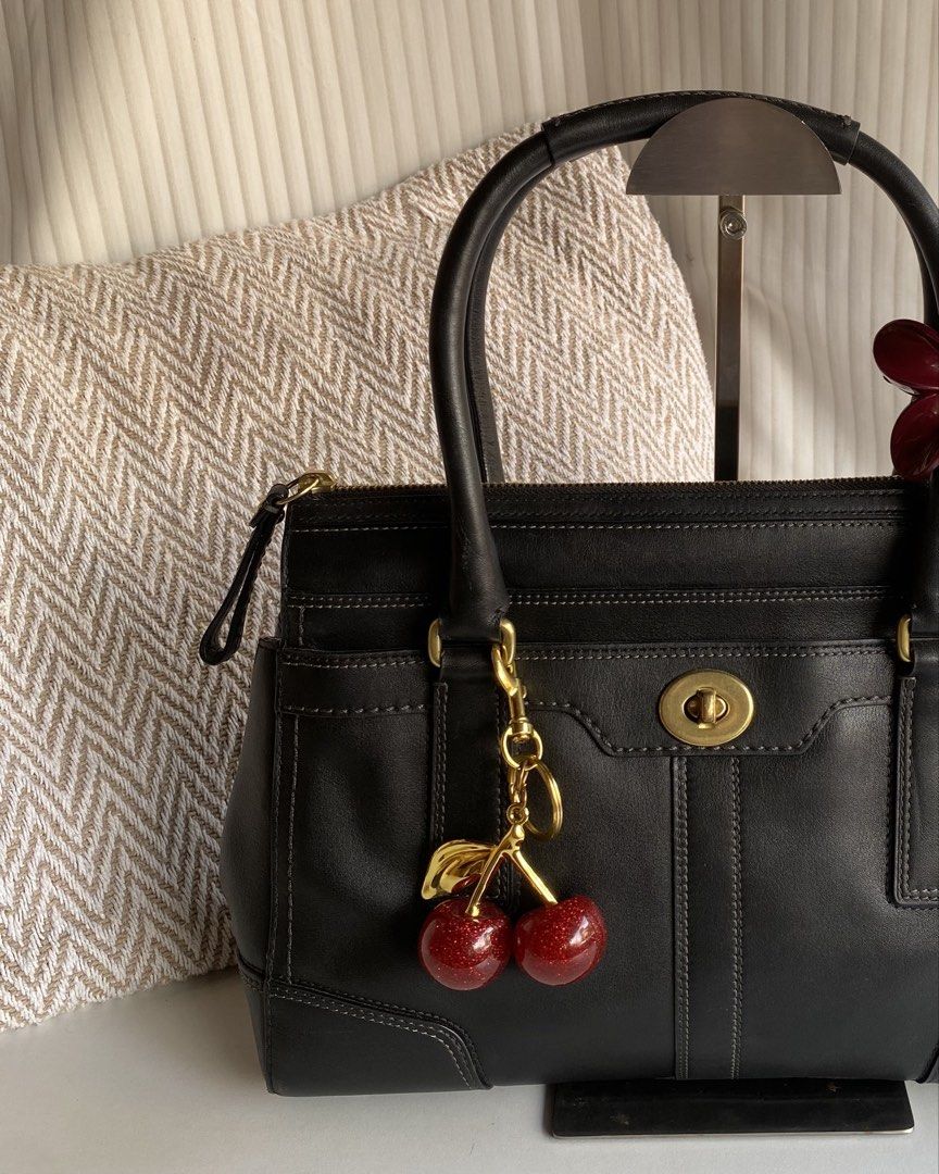 Coach Hampton Leather (Category: Tote Bags) located in Bacolod City. Submitted by lovedrianne (Listing ID 1470286606, Image 2). Description: .
