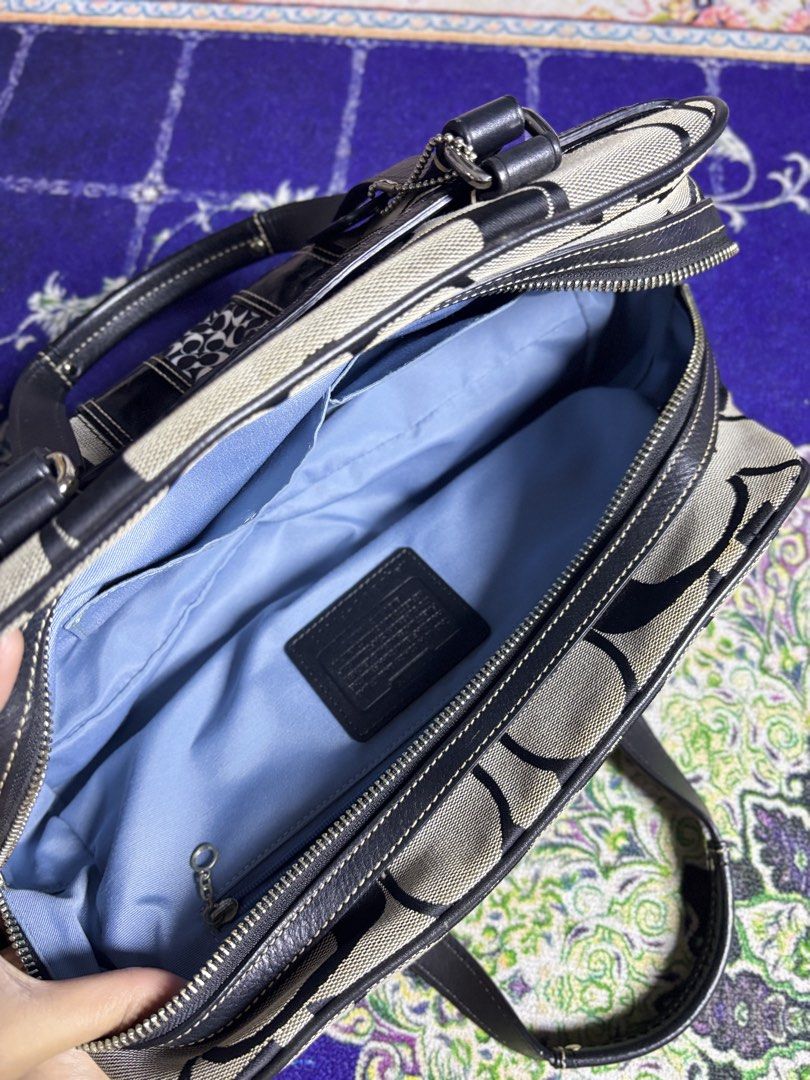 Coach Hampton Stripe Shoulder Bag (Category: Shoulder Bags) located in Valenzuela. Submitted by telagram (Listing ID 1470143468, Image 2). Description: .