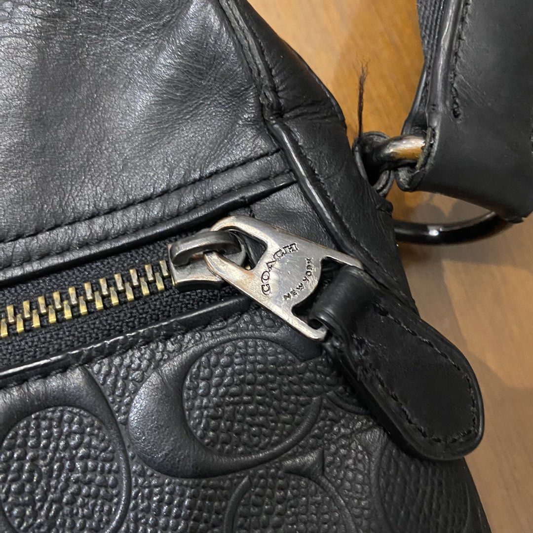coach houston flight bag (Category: Sling Bags) located in Quezon City. Submitted by 0nlyaint (Listing ID 1470192766, Image 3). Description: coach houston flight bag Legit issue: none color condition: 9/10 2k + sf.