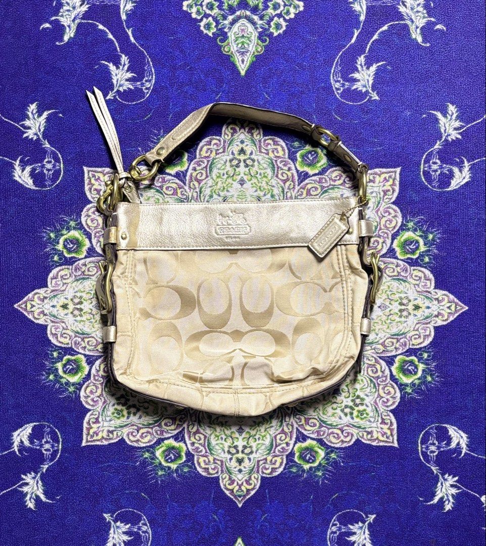 Coach Jacquard Shoulder Bag (Category: Shoulder Bags) located in Valenzuela. Submitted by telagram (Listing ID 1470143263, Image 1). Description: .