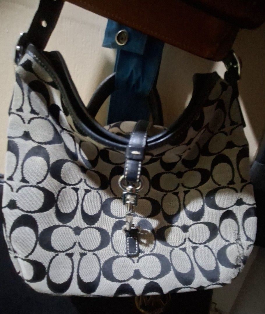 Coach mini bag (Category: Purses & Pouches) located in Paranaque City. Submitted by onyx421 (Listing ID 1470305967, Image 1). Description: RS: Decluttering.