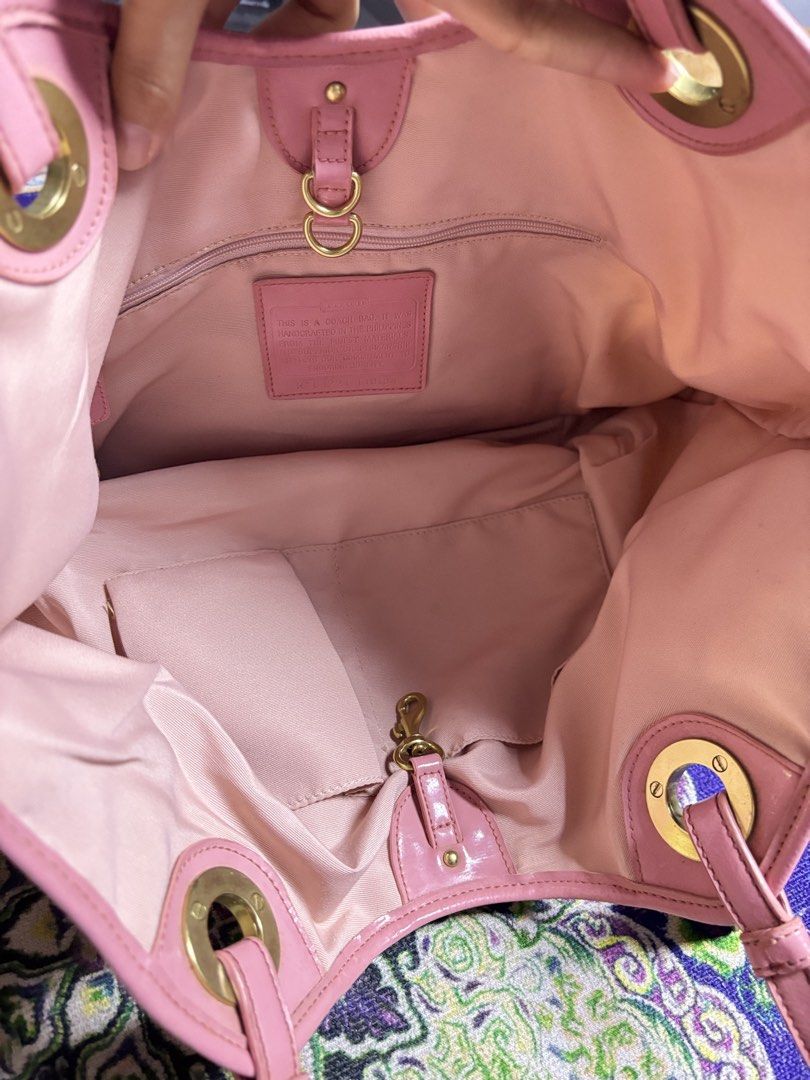 Coach Multi Color Beach Nylon Tote Bag (Category: Shoulder Bags) located in Valenzuela. Submitted by telagram (Listing ID 1470143170, Image 3). Description: .