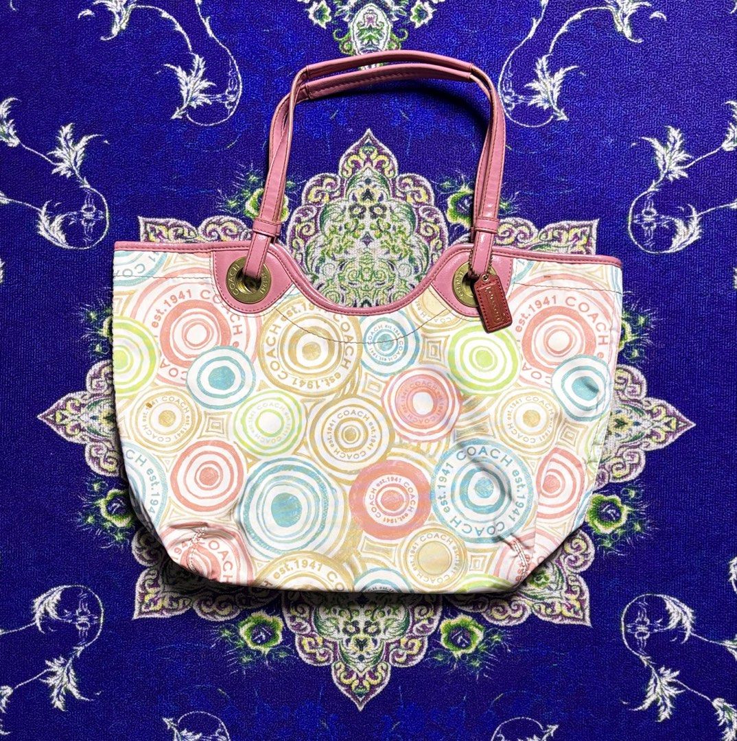 Coach Multi Color Beach Nylon Tote Bag (Category: Shoulder Bags) located in Valenzuela. Submitted by telagram (Listing ID 1470143170, Image 1). Description: .