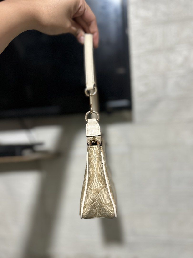 Coach Nolita 19 (Category: Luxury Bags & Wallets) located in Santa Rosa. Submitted by feldy.moon (Listing ID 1470172199, Image 2). Description: No issue Made in cambodia.