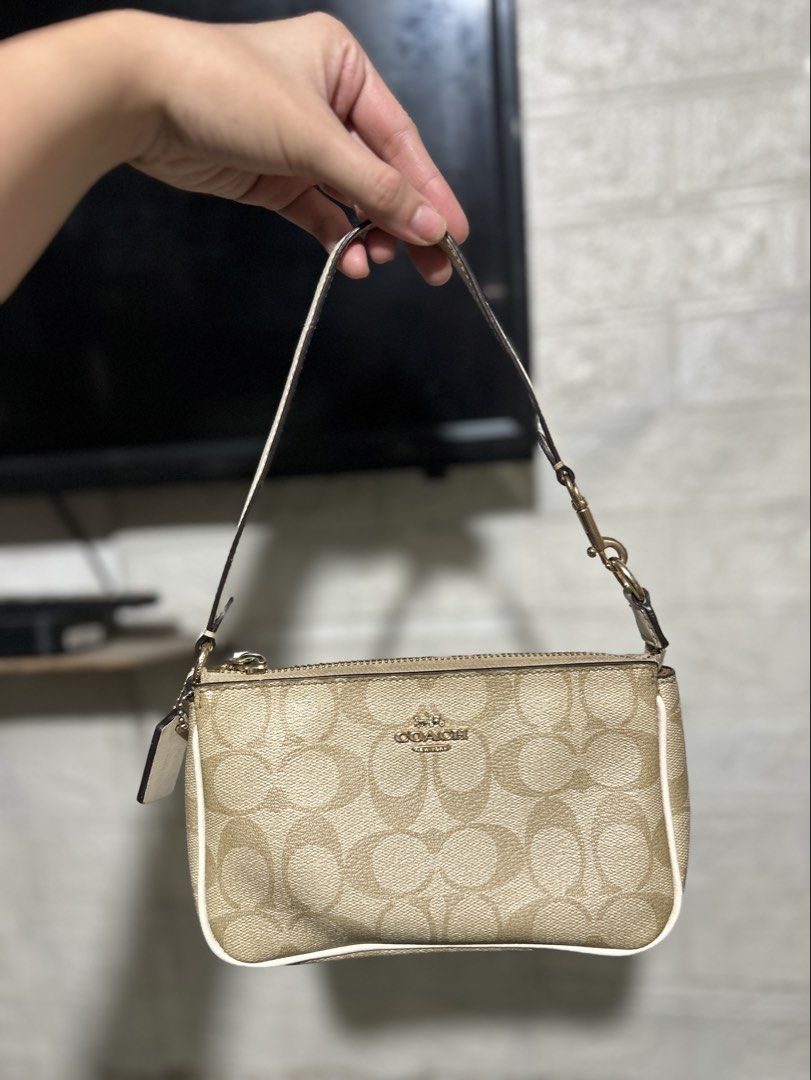 Coach Nolita 19 (Category: Luxury Bags & Wallets) located in Santa Rosa. Submitted by feldy.moon (Listing ID 1470172199, Image 1). Description: No issue Made in cambodia.