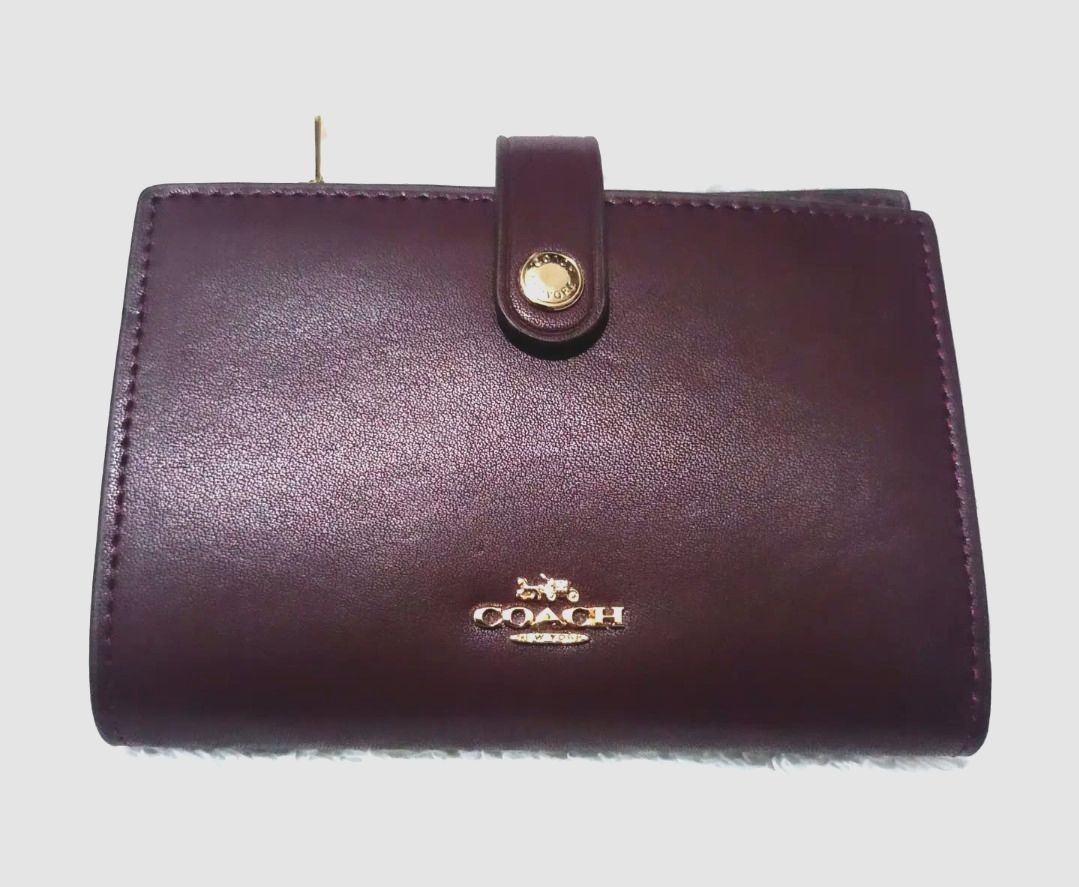 COACH (Preloved) (Category: Wallets & Card holders) located in Las Pinas. Submitted by mckprelovedbrandnew (Listing ID 1470329422, Image 1). Description: - Preloved coach wallet - used twice.