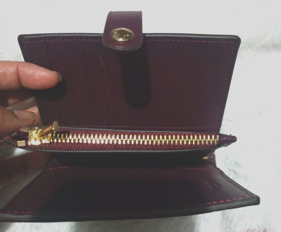 COACH (Preloved) (Category: Wallets & Card holders) located in Las Pinas. Submitted by mckprelovedbrandnew (Listing ID 1470329422, Image 3). Description: - Preloved coach wallet - used twice.