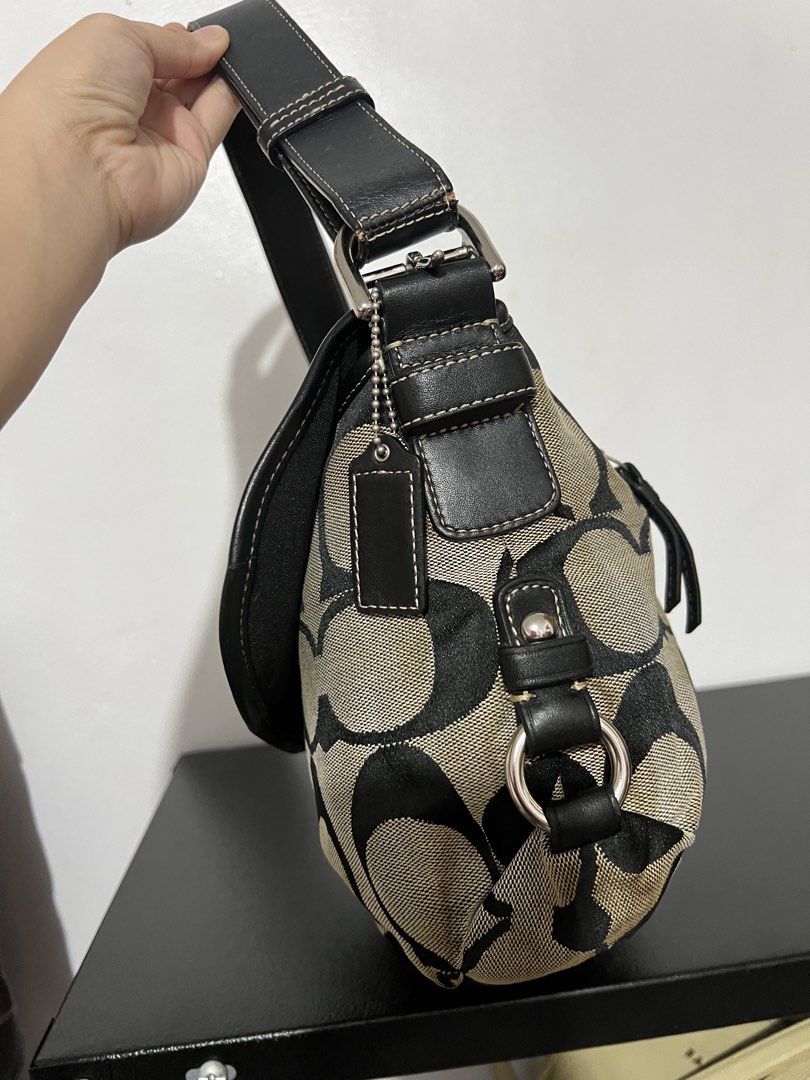Coach signature C canvass Turnlock (Category: Luxury Bags & Wallets) located in Tacloban City. Submitted by classy_luxury (Listing ID 1470184889, Image 3). Description: Coach C canvass turnlock Excellent condition: very clean inside no rubs Issue: madumi lang sa labas .