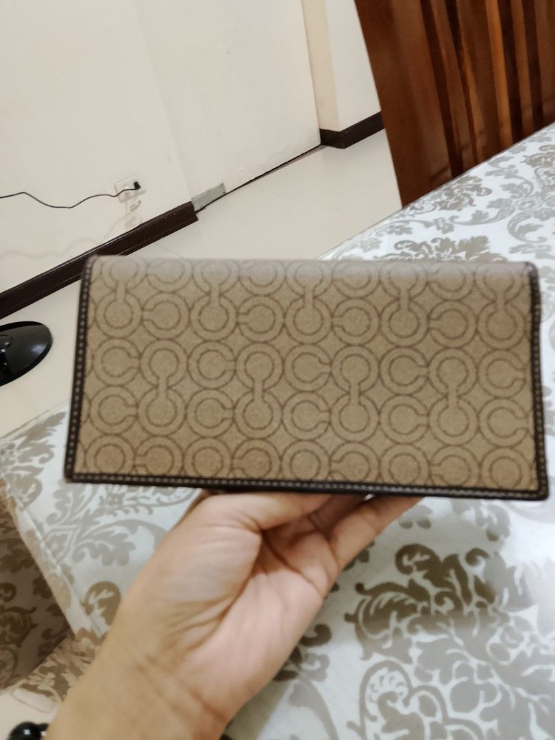 Coach Signature C Long Wallet Brown (Category: Wallets & Card holders) located in Paranaque City. Submitted by paras0620 (Listing ID 1470155293, Image 1). Description: preloved coach men long wallet issue: check nyo pic. Add for shipping fee Thanks!.