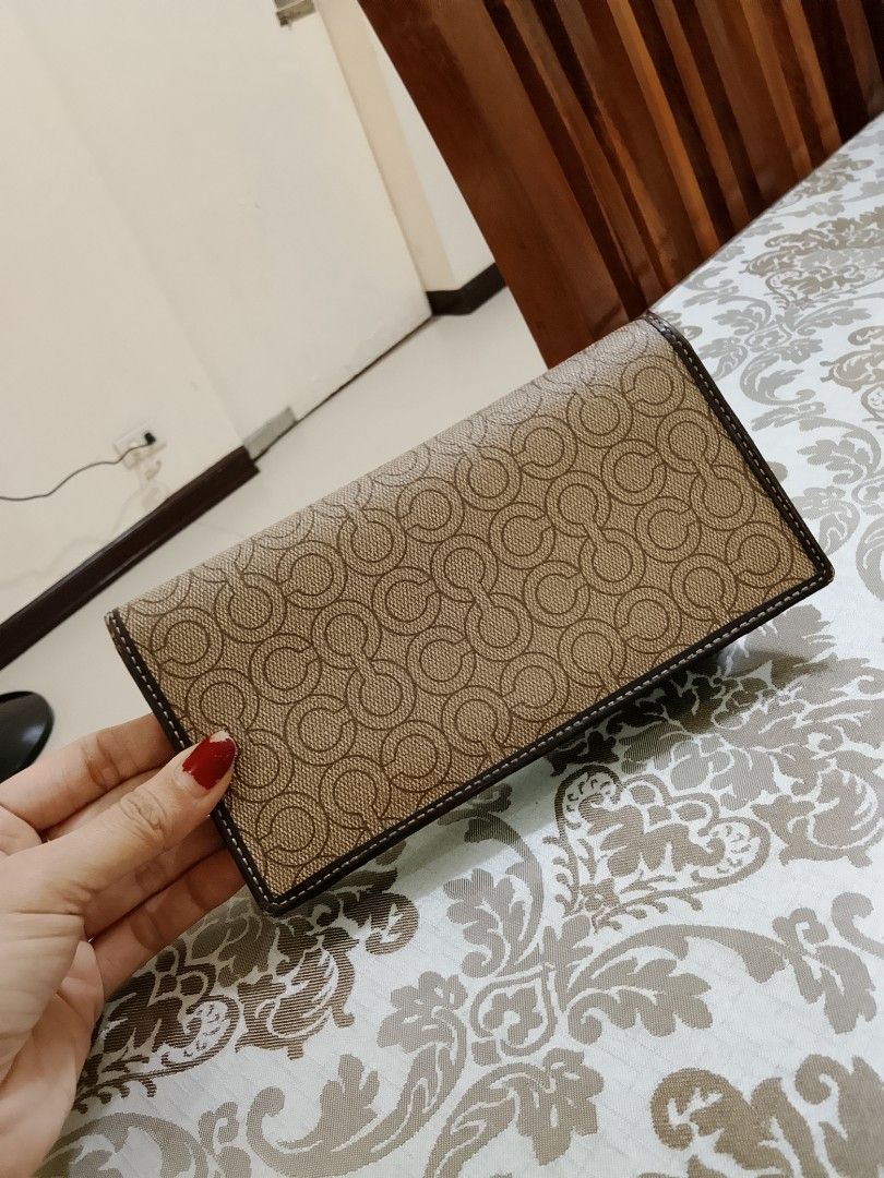 Coach Signature C Long Wallet Brown (Category: Wallets & Card holders) located in Paranaque City. Submitted by paras0620 (Listing ID 1470155293, Image 2). Description: preloved coach men long wallet issue: check nyo pic. Add for shipping fee Thanks!.