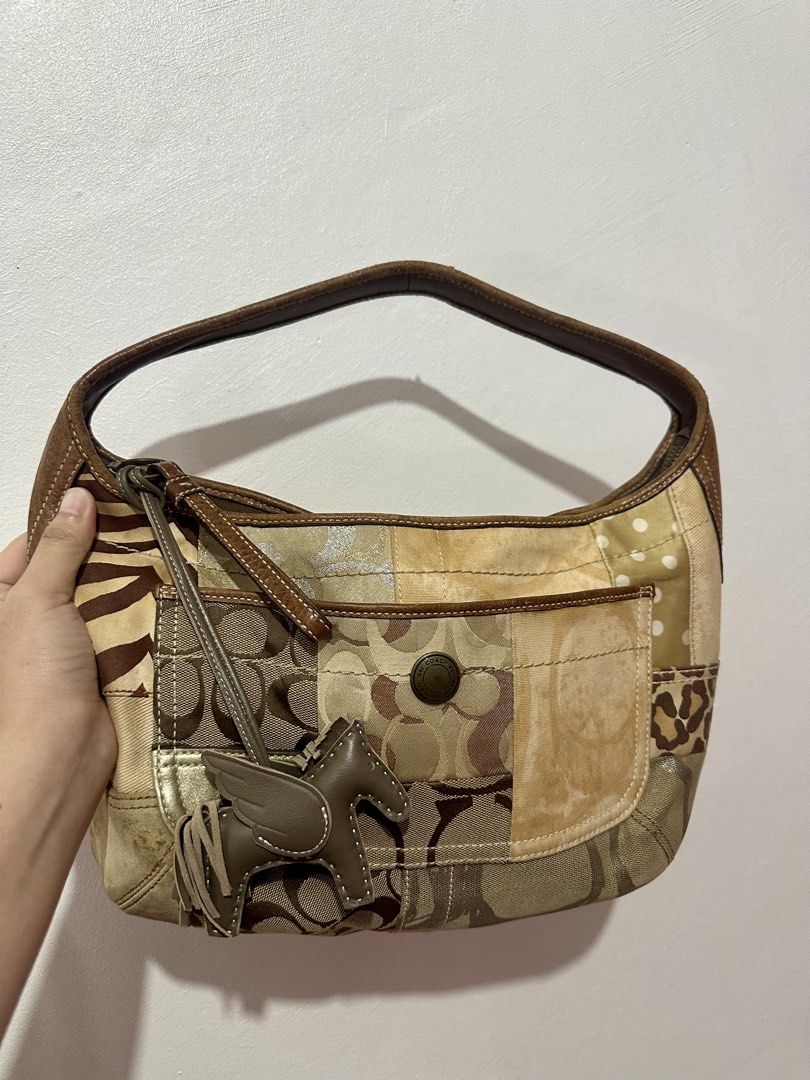 Coach Signature Patchwork Hobo (Category: Luxury Bags & Wallets) located in Pili. Submitted by sophia_99 (Listing ID 1470271536, Image 3). Description: Signs of usage sa strap but medyo nawala lang ng konti yung leather part Used few times only.