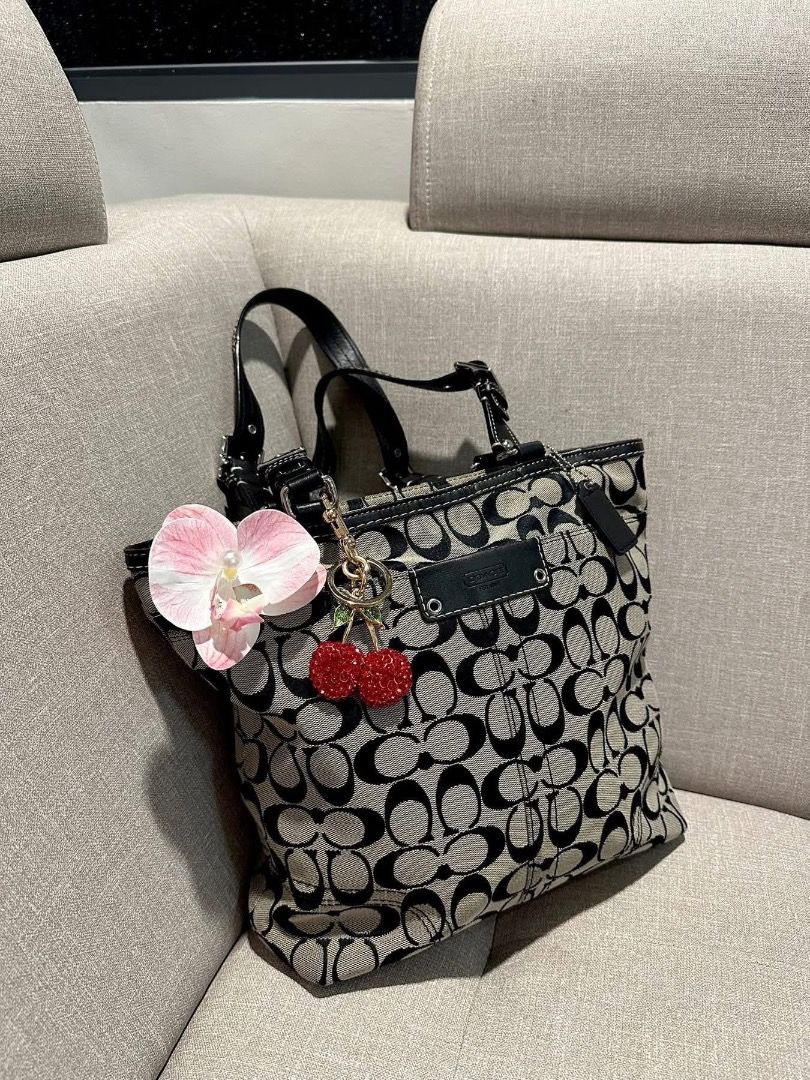 Coach Small Tote (Category: Shoulder Bags) located in Dagupan City. Submitted by emmanreyes (Listing ID 1470211834, Image 1). Description: .