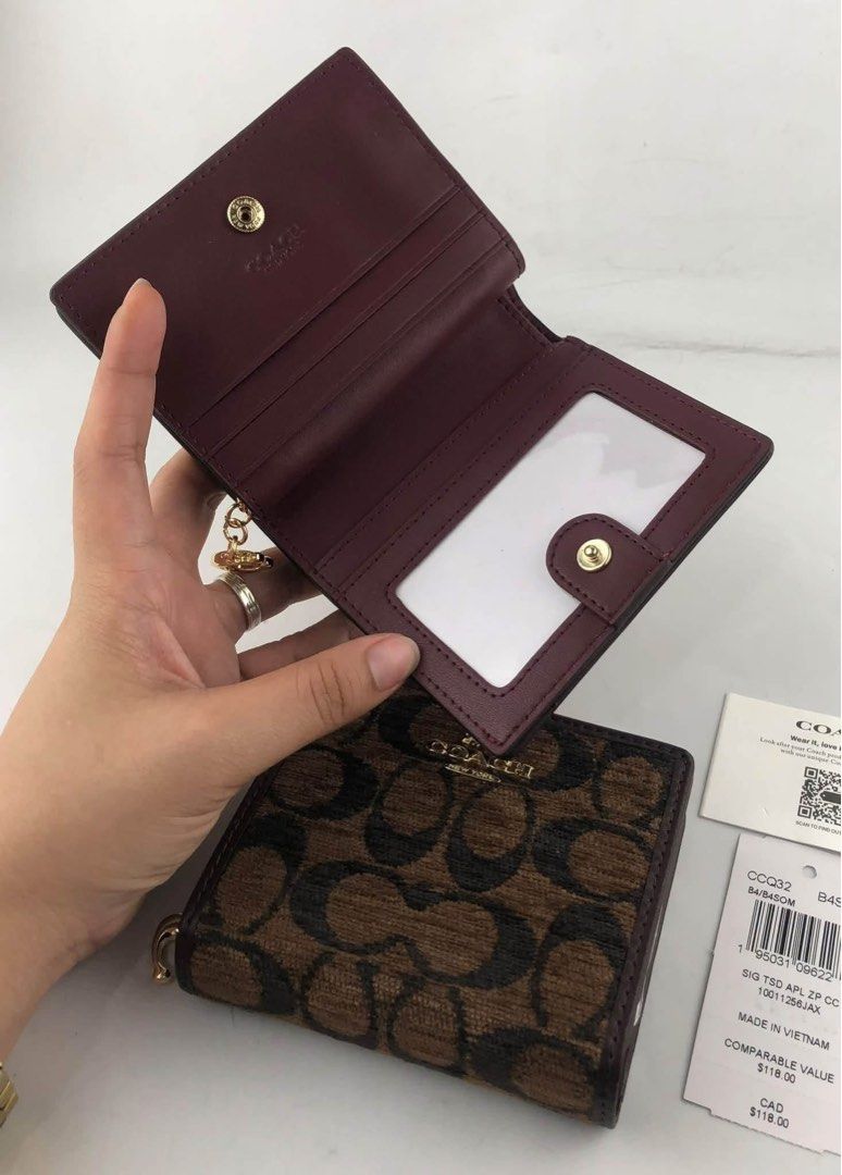 Coach Snap Wallet (Category: Wallets & Card holders) located in Binan City. Submitted by pinkykeenshop (Listing ID 1470346417, Image 2). Description: .