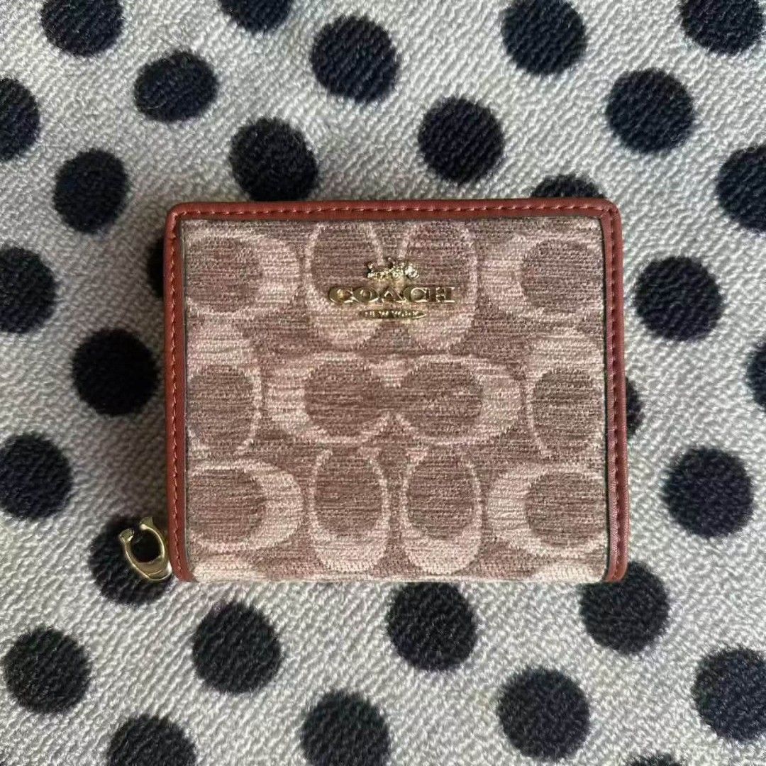 COACH SNAP WALLET IN SIGNATURE CHENILLE (Category: Wallets & Card holders) located in Pasig City. Submitted by titalana2011991 (Listing ID 1470172483, Image 1). Description: Fixed Price Return if Fake.
