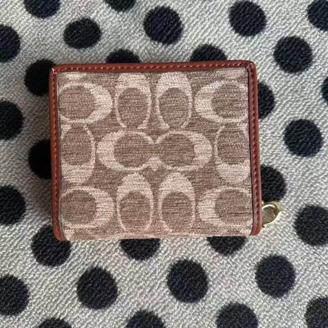 COACH SNAP WALLET IN SIGNATURE CHENILLE (Category: Wallets & Card holders) located in Pasig City. Submitted by titalana2011991 (Listing ID 1470172483, Image 2). Description: Fixed Price Return if Fake.