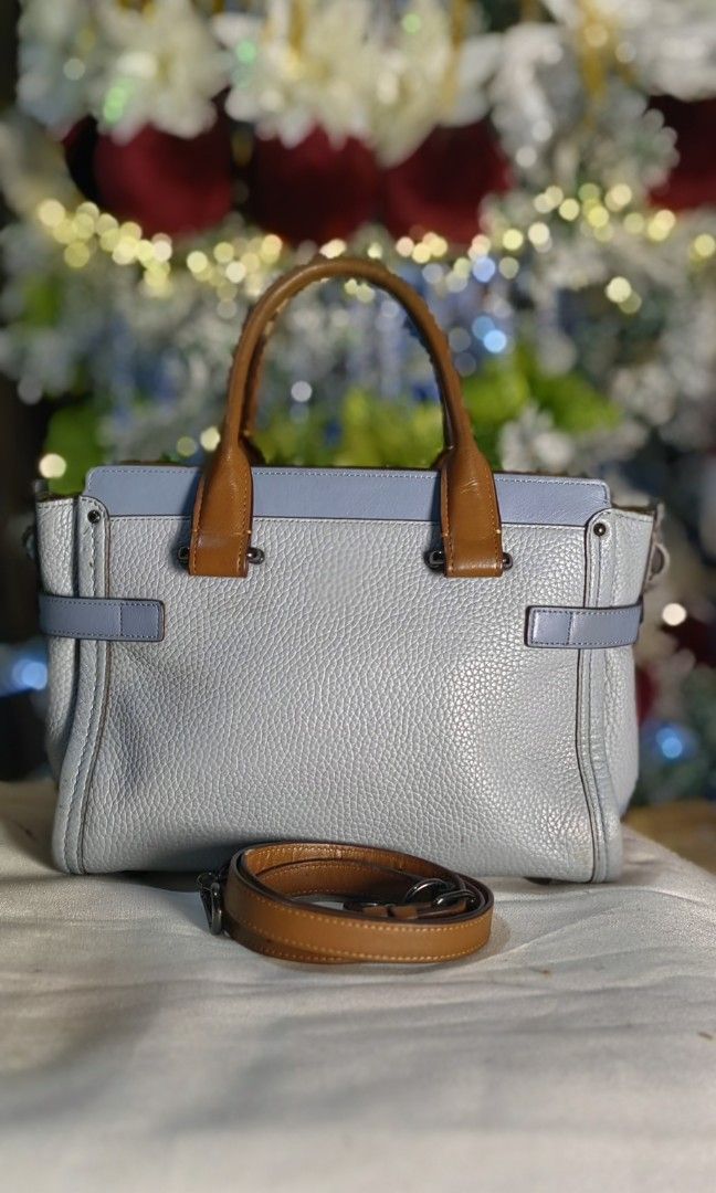 Coach Swagger (Category: Cross-body Bags) located in Bacolod City. Submitted by darriebags88 (Listing ID 1470151109, Image 2). Description: med size genuine leather auth.