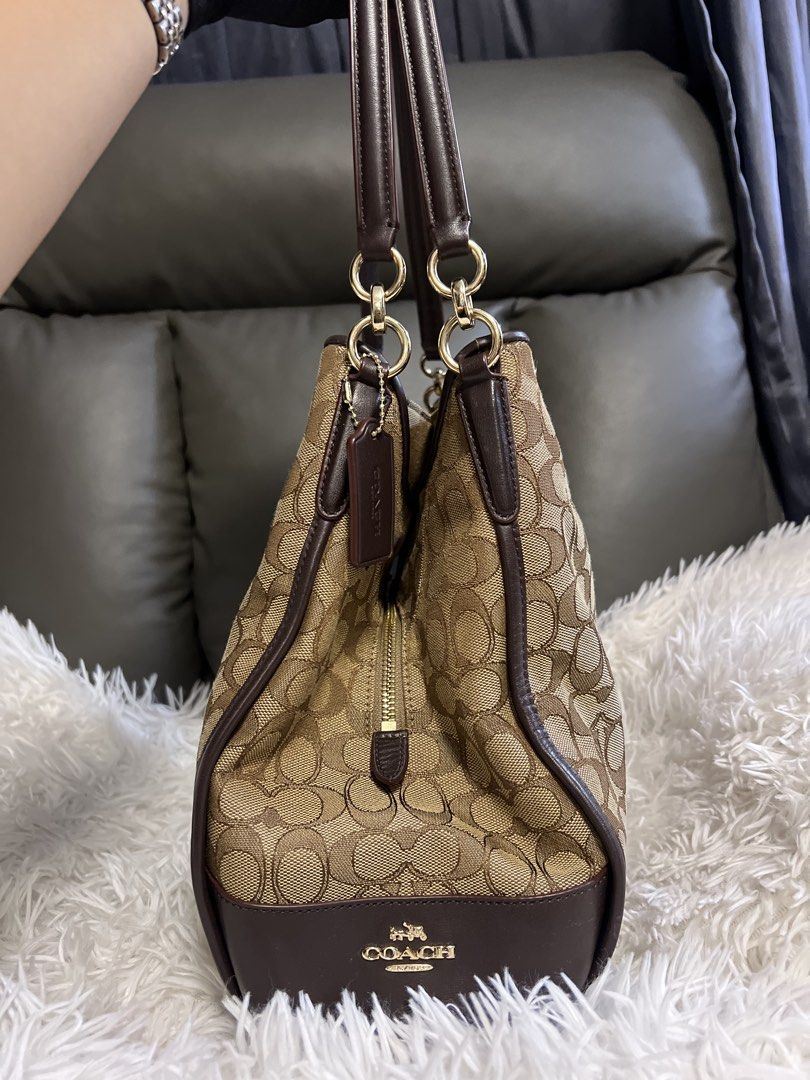 Coach Tote Bag (Category: Luxury Bags & Wallets) located in Manila. Submitted by ailenngde49074 (Listing ID 1470334104, Image 1). Description: .