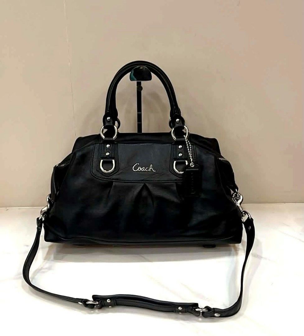 COACH two way (PRELOVED) (Category: Shoulder Bags) located in Las Pinas. Submitted by mckprelovedbrandnew (Listing ID 1470329090, Image 1). Description: - coach two way (PRELOVED) -used twice.