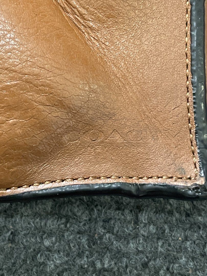 Coach wallet (Category: Luxury Bags & Wallets) located in Cagayan de Oro. Submitted by mrs.dani (Listing ID 1470209874, Image 2). Description: Excellent condition Issue: need to form, parang na deformed lng cya Dm for more details .