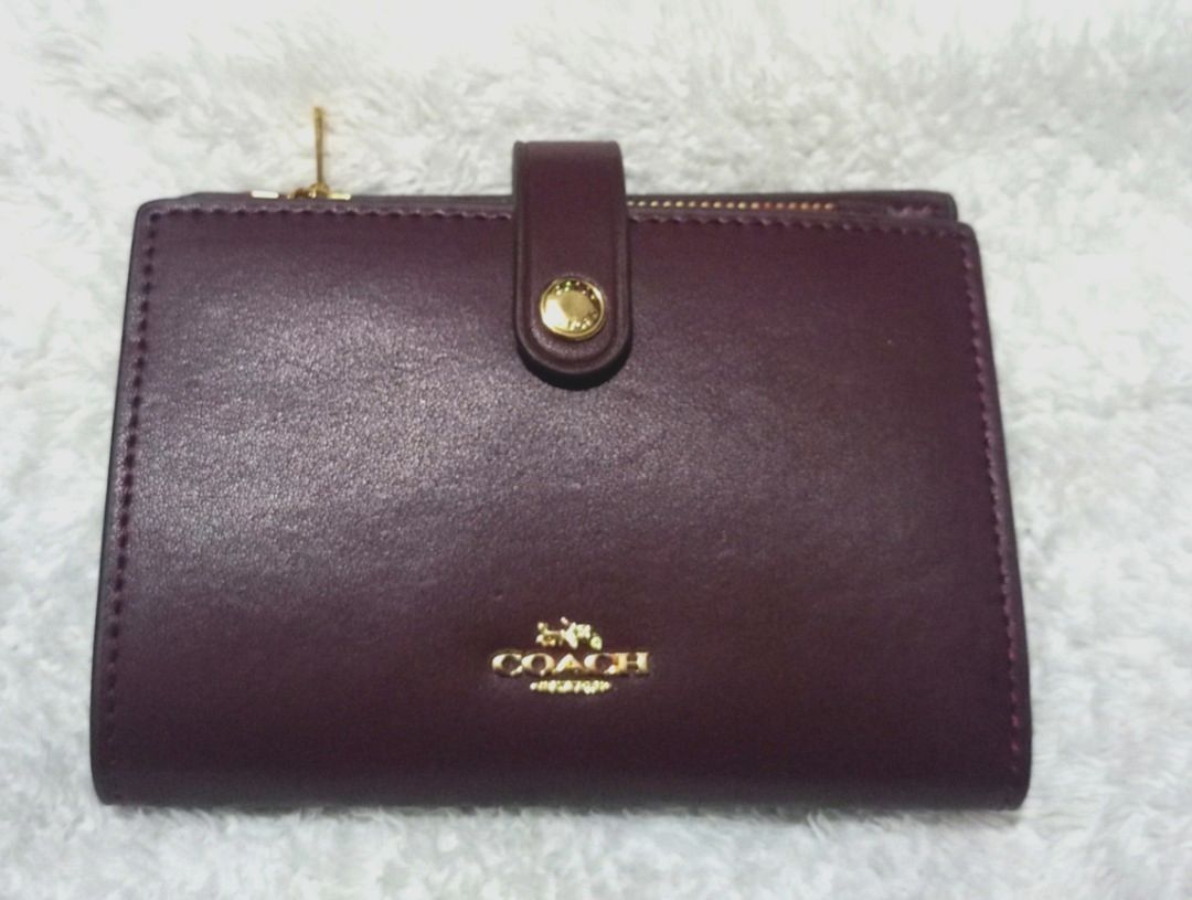 Coach wallet (PRELOVED) (Category: Wallets & Card holders) located in Las Pinas. Submitted by vanitystorehouse (Listing ID 1470295774, Image 1). Description: - preloved coach wallet.