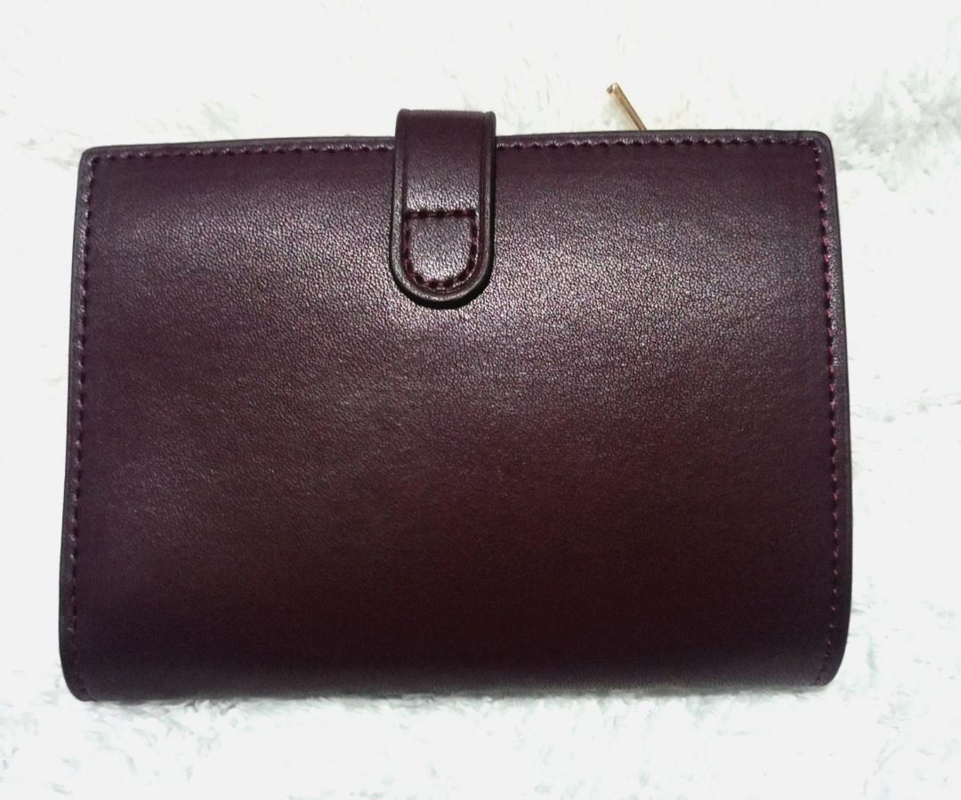 Coach wallet (PRELOVED) (Category: Wallets & Card holders) located in Las Pinas. Submitted by vanitystorehouse (Listing ID 1470295774, Image 3). Description: - preloved coach wallet.