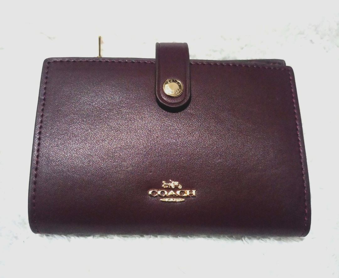 Coach wallet (PRELOVED) (Category: Wallets & Card holders) located in Las Pinas. Submitted by vanitystorehouse (Listing ID 1470295774, Image 2). Description: - preloved coach wallet.
