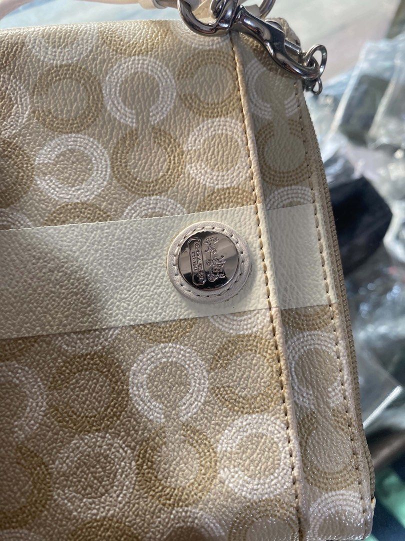 coach wristlet (Category: Wallets & Card holders) located in Quezon City. Submitted by mariamaharba7798 (Listing ID 1470236428, Image 3). Description: .