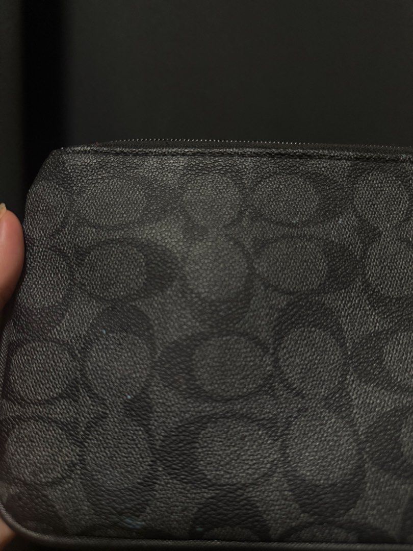 Coach wristlet (Category: Luxury Bags & Wallets) located in Manila. Submitted by shopzeno (Listing ID 1470261304, Image 3). Description: auth kayo na lang magtanggal nung blue niya.