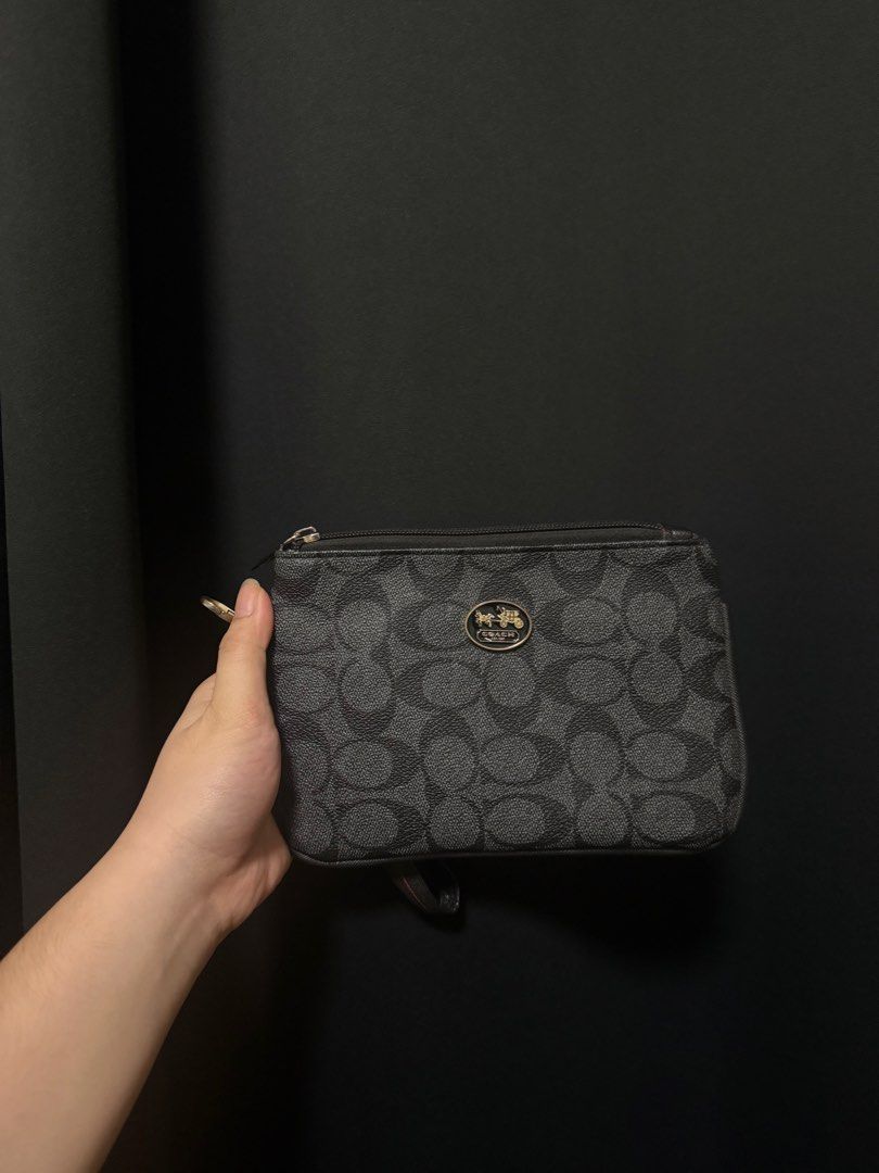 Coach wristlet (Category: Luxury Bags & Wallets) located in Manila. Submitted by shopzeno (Listing ID 1470261304, Image 1). Description: auth kayo na lang magtanggal nung blue niya.