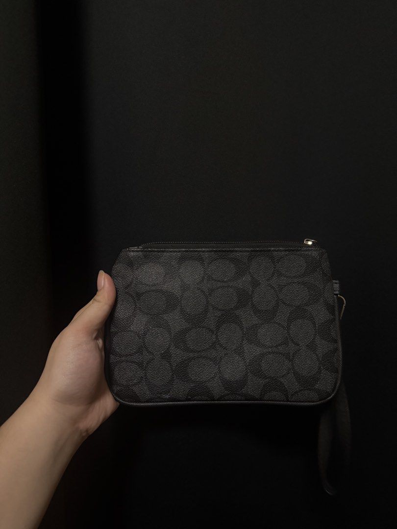 Coach wristlet (Category: Luxury Bags & Wallets) located in Manila. Submitted by shopzeno (Listing ID 1470261304, Image 2). Description: auth kayo na lang magtanggal nung blue niya.