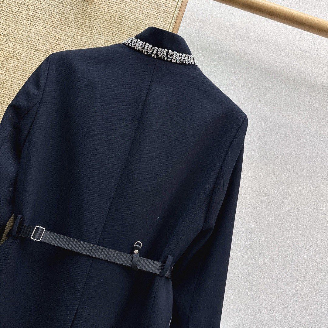 Coat oeo7 (Category: Coats, Jackets and Outerwear) located in Singapore. Submitted by yejasmine (Listing ID 1470180712, Image 7). Description: .