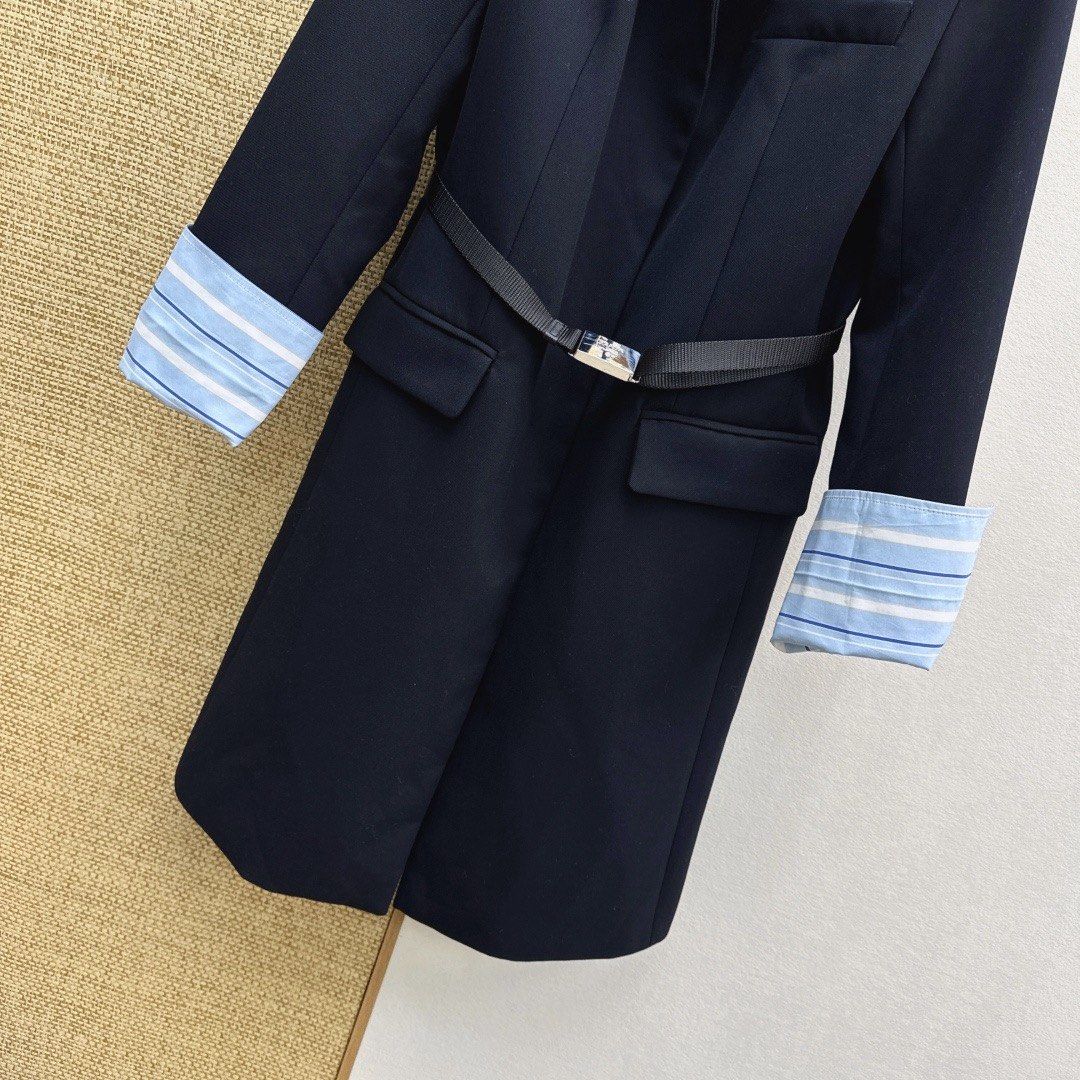 Coat oeo7 (Category: Coats, Jackets and Outerwear) located in Singapore. Submitted by yejasmine (Listing ID 1470180712, Image 4). Description: .