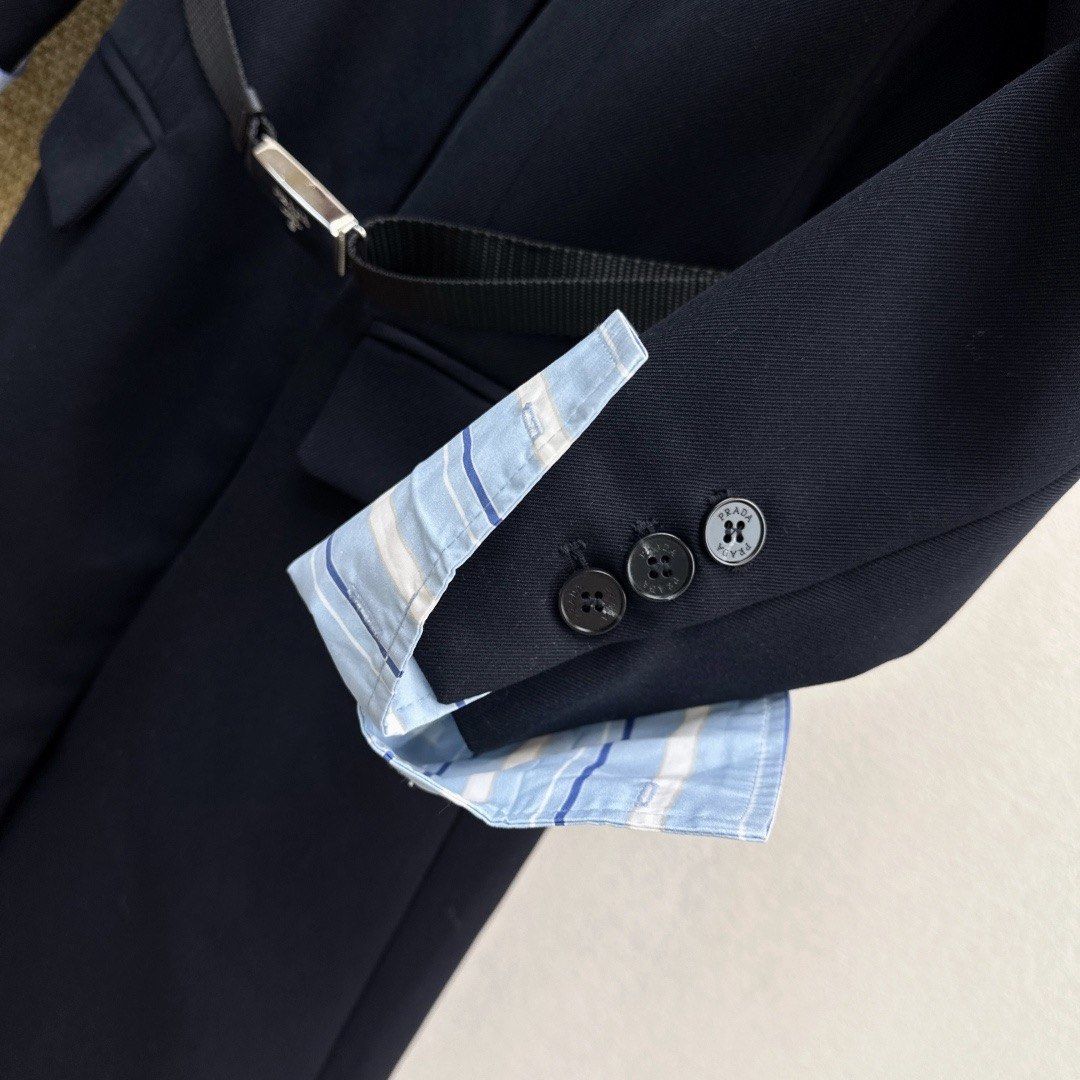 Coat oeo7 (Category: Coats, Jackets and Outerwear) located in Singapore. Submitted by yejasmine (Listing ID 1470180712, Image 6). Description: .