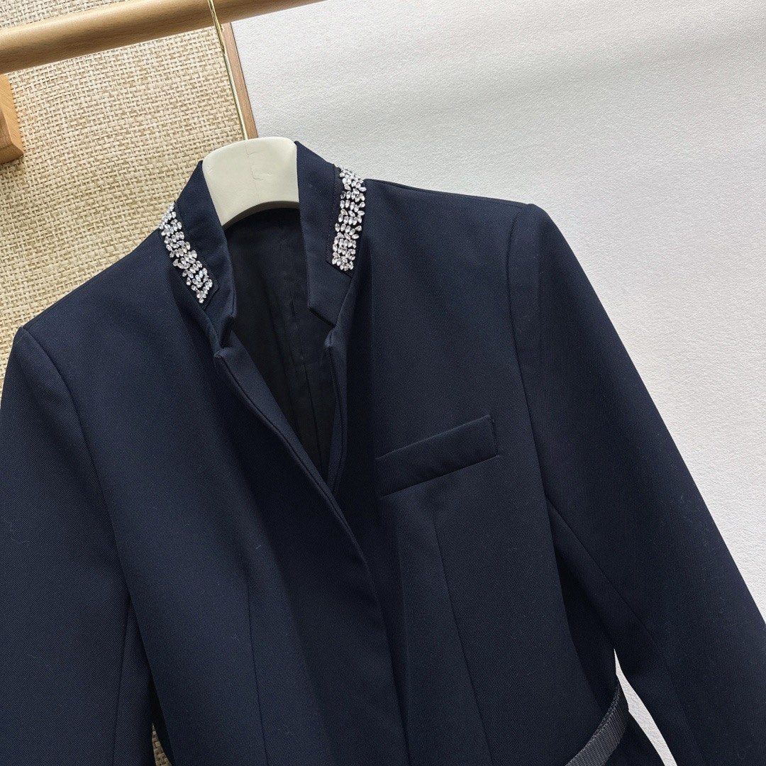 Coat oeo7 (Category: Coats, Jackets and Outerwear) located in Singapore. Submitted by yejasmine (Listing ID 1470180712, Image 3). Description: .