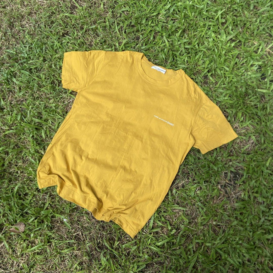Comme des Garcons Basic logo (Category: Luxury Apparel) located in Dueñas. Submitted by d1gidoll (Listing ID 1470243662, Image 1). Description: 23 x 28 No flaws 10/10 Color rate Color: Mustard.