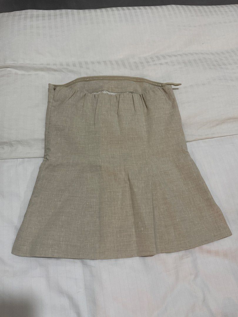 COS Linen-Blend Strapless Top (Category: Sleeveless) located in Manila. Submitted by ramoneybaloney (Listing ID 1470298615, Image 2). Description: Never used Bought in COS Bangkok Measurements: Length - 20” Waist - up to 30” Hem width/hips - up to 40”.