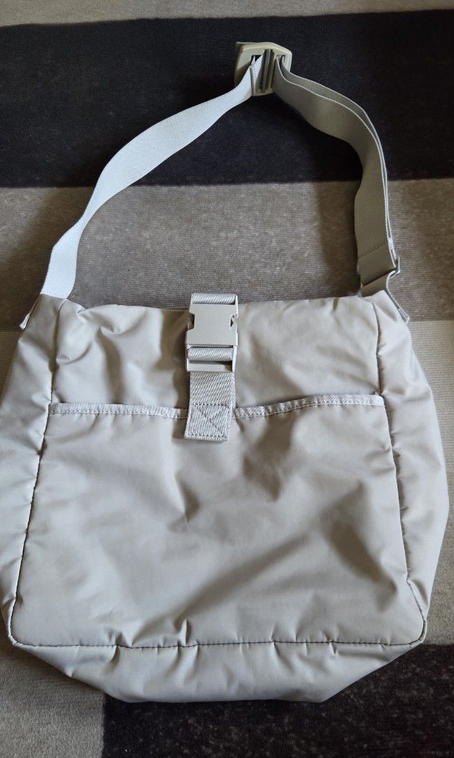 COS nylon messenger bag final price (Category: Cross-body Bags) located in Pagudpud. Submitted by jmpascual044757 (Listing ID 1470169899, Image 1). Description: 100% guaranteed original! preloved in great condition some washable dirt stain at back no holes no rips pass po sa barat! pass sa maarte! no free sf! initially asking 1200 reduced to 900 Product Details Made from waterproof recycled nylon, this practical light grey messenger bag is design