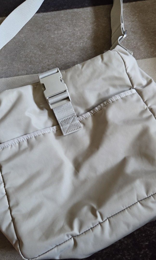 COS nylon messenger bag final price (Category: Cross-body Bags) located in Pagudpud. Submitted by jmpascual044757 (Listing ID 1470169899, Image 3). Description: 100% guaranteed original! preloved in great condition some washable dirt stain at back no holes no rips pass po sa barat! pass sa maarte! no free sf! initially asking 1200 reduced to 900 Product Details Made from waterproof recycled nylon, this practical light grey messenger bag is design
