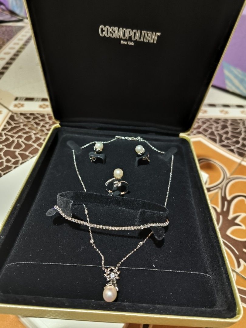 cosmopolitan akoya pearl set (Category: Body Jewelry) located in Cavite. Submitted by jenniferst88424 (Listing ID 1470240316, Image 1). Description: perfect pang regalo sa love one this Christmas ♥️ bought from kore never been used.. super elegant lalo in personal🥹 need lang linisan kasi nastock .. material BRASS and s925 sterling silver...