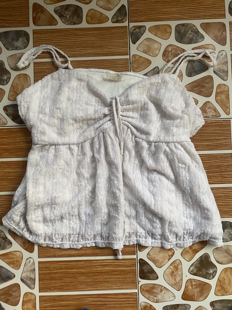 Cottagecore White Textured Top (Category: Sleeveless) located in Manila. Submitted by pchyomi (Listing ID 1470266348, Image 1). Description: length: 19 in bust: 30-36 in waist: 30-42 in.