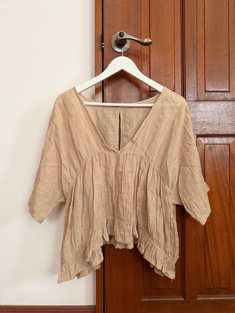 Cotton Gauze Bell Sleeve Top (Category: Blouses) located in Paranaque City. Submitted by consciouscleanout (Listing ID 1470222343, Image 1). Description: .